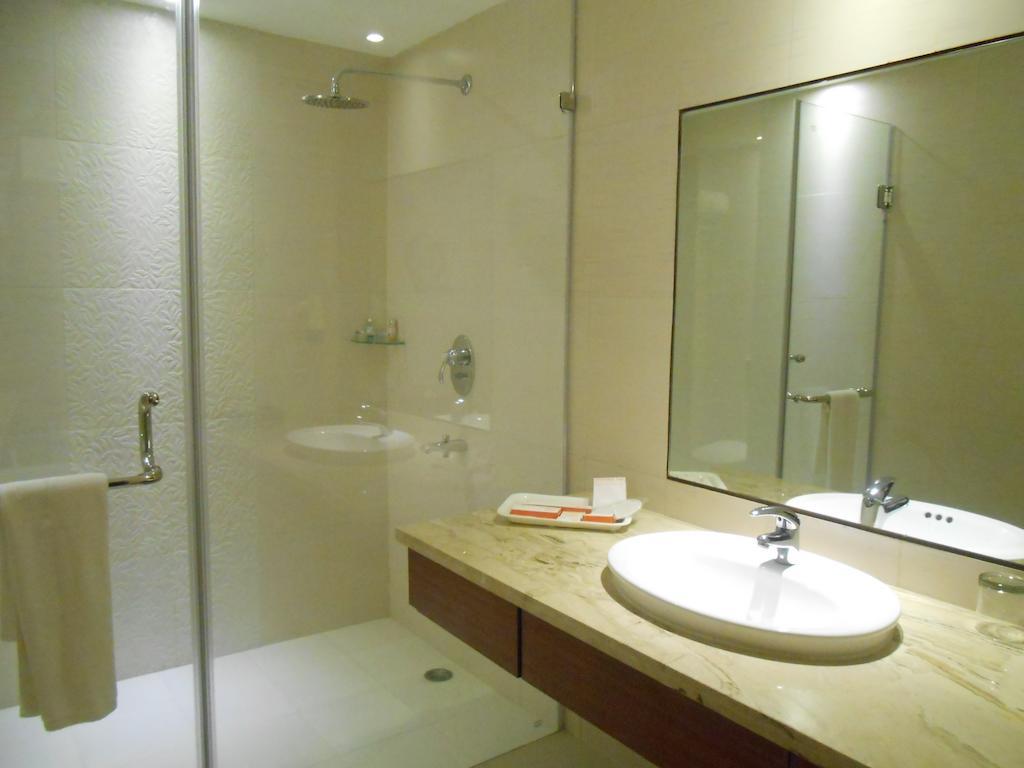 Hotel Celesta - Calcutta Extérieur photo