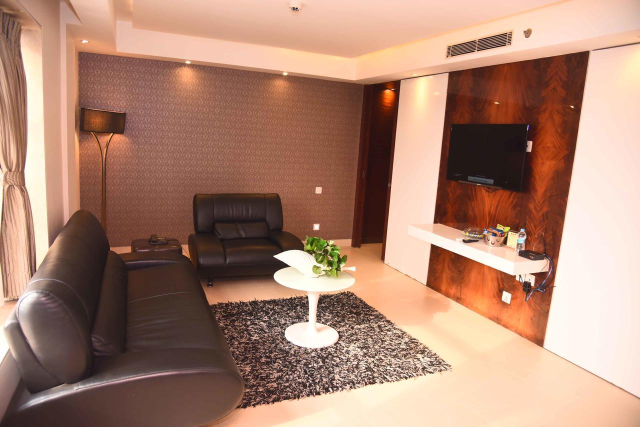 Hotel Celesta - Calcutta Extérieur photo