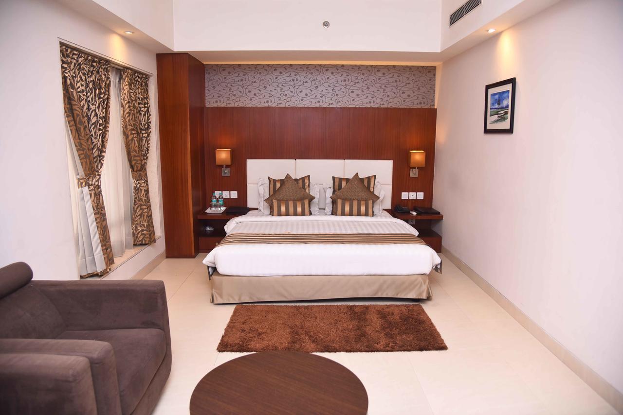 Hotel Celesta - Calcutta Extérieur photo