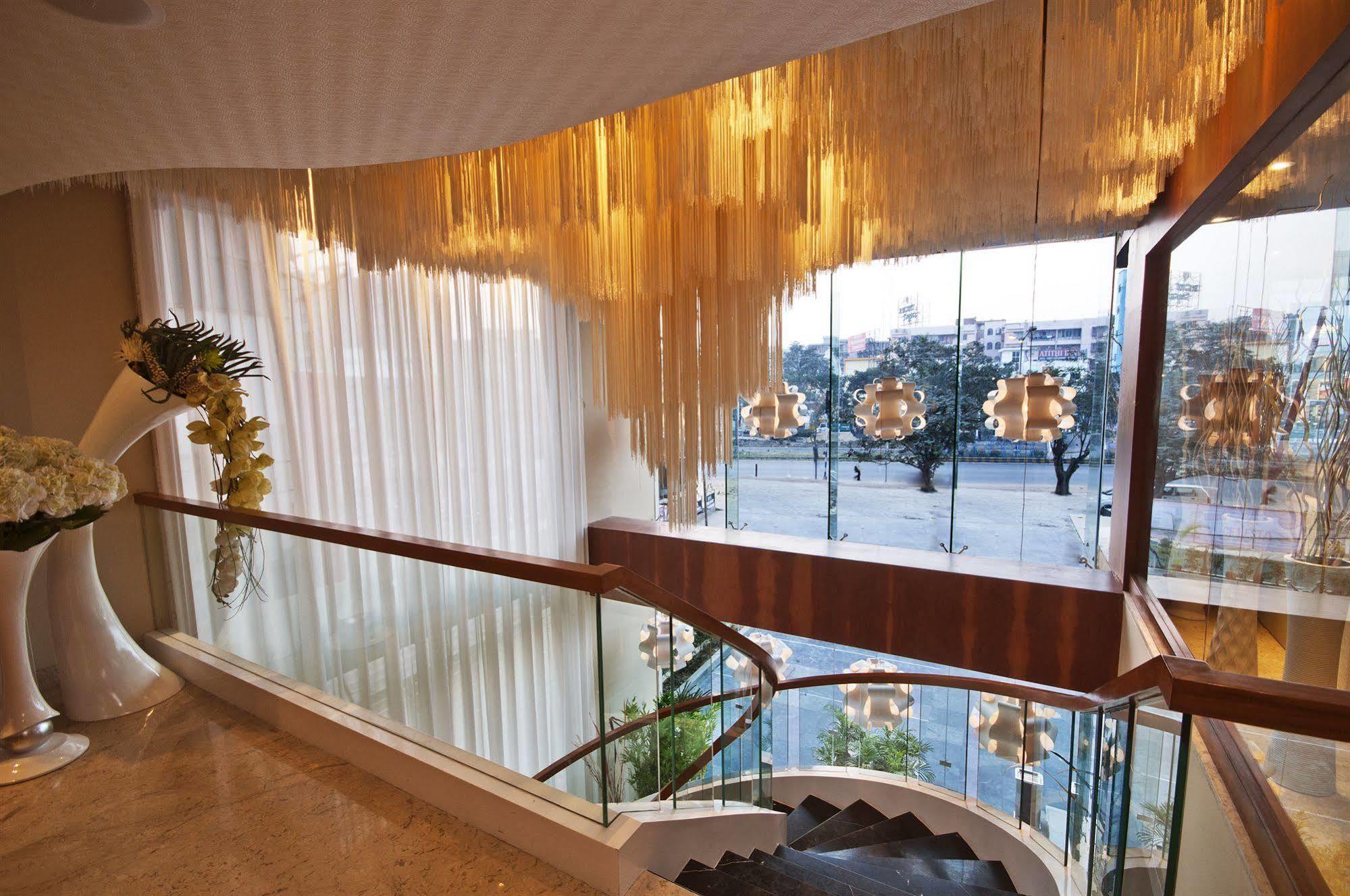 Hotel Celesta - Calcutta Extérieur photo