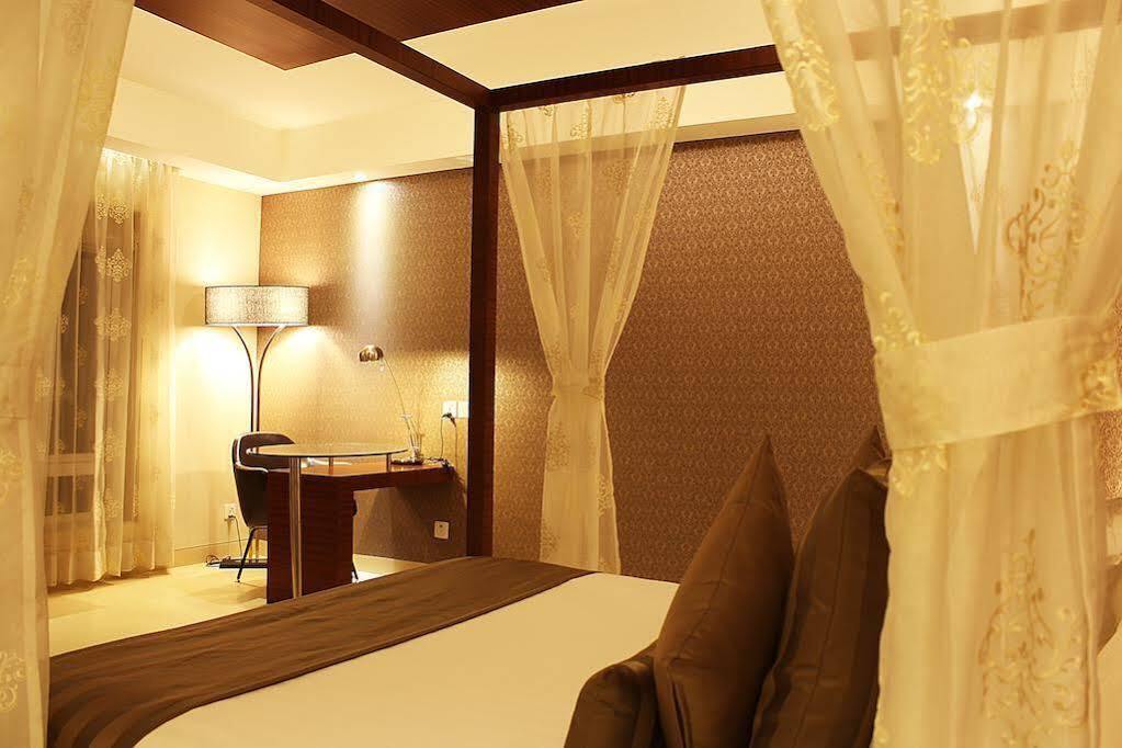 Hotel Celesta - Calcutta Extérieur photo